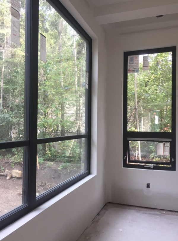 Kusen Jendela Besi Hitam